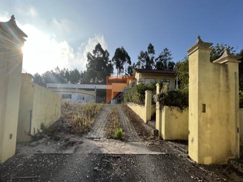 Moradia, Terreno e antigo barracão em Caranguejeira/ Leiria