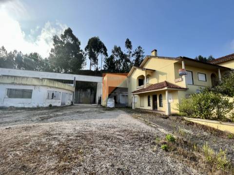 Moradia, Terreno e antigo barracão em Caranguejeira/ Leiria