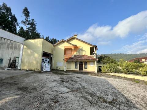 Moradia, Terreno e antigo barracão em Caranguejeira/ Leiria