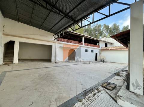 Moradia, Terreno e antigo barracão em Caranguejeira/ Leiria