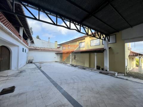 Moradia, Terreno e antigo barracão em Caranguejeira/ Leiria