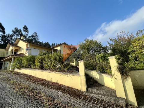 Moradia, Terreno e antigo barracão em Caranguejeira/ Leiria