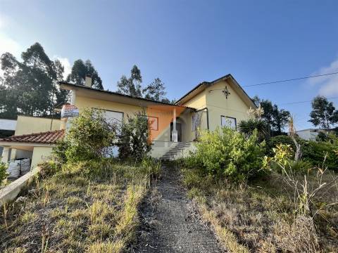 Moradia, Terreno e antigo barracão em Caranguejeira/ Leiria