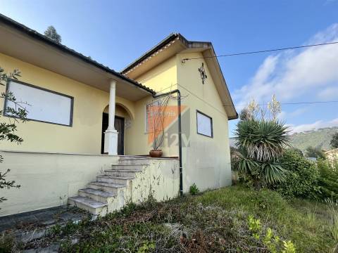 Moradia, Terreno e antigo barracão em Caranguejeira/ Leiria