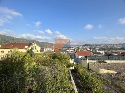 Moradia, Terreno e antigo barracão em Caranguejeira/ Leiria