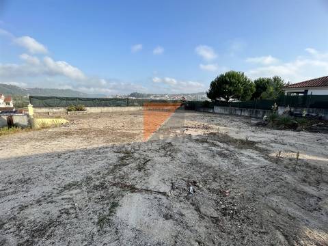 Moradia, Terreno e antigo barracão em Caranguejeira/ Leiria