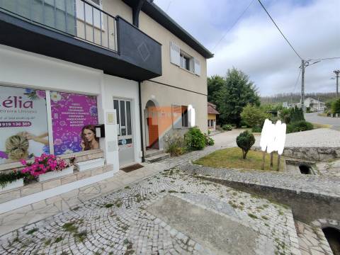 Prédio com 2 apartamentos T2 + lojas  Urqueira Ourém