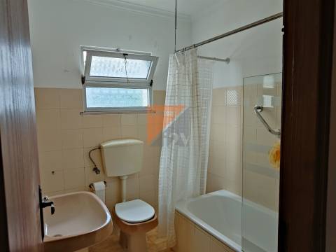 Prédio com 2 apartamentos T2 + lojas  Urqueira Ourém