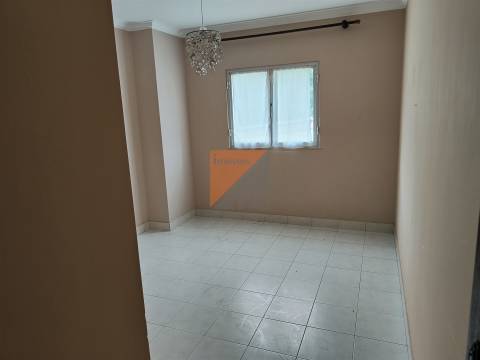 Prédio com 2 apartamentos T2 + lojas  Urqueira Ourém