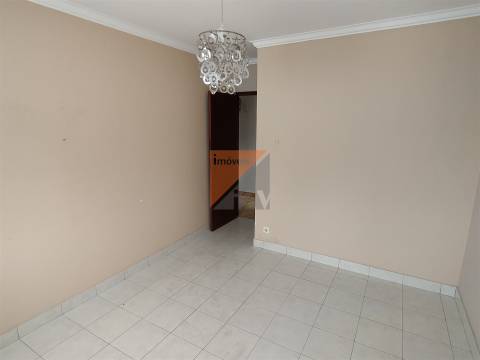 Prédio com 2 apartamentos T2 + lojas  Urqueira Ourém