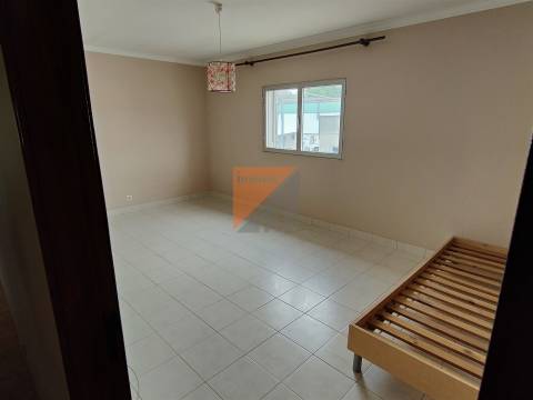 Prédio com 2 apartamentos T2 + lojas  Urqueira Ourém