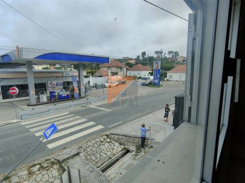 Prédio com 2 apartamentos T2 + lojas  Urqueira Ourém