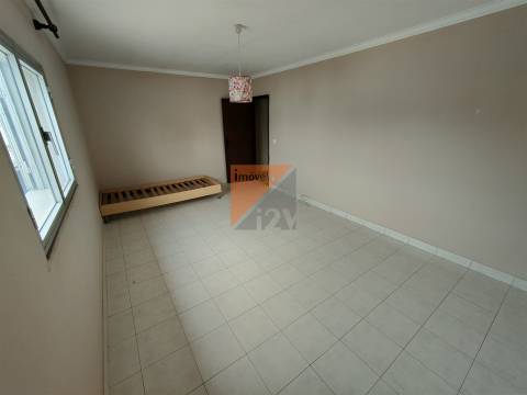 Prédio com 2 apartamentos T2 + lojas  Urqueira Ourém