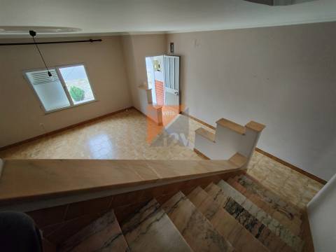 Prédio com 2 apartamentos T2 + lojas  Urqueira Ourém