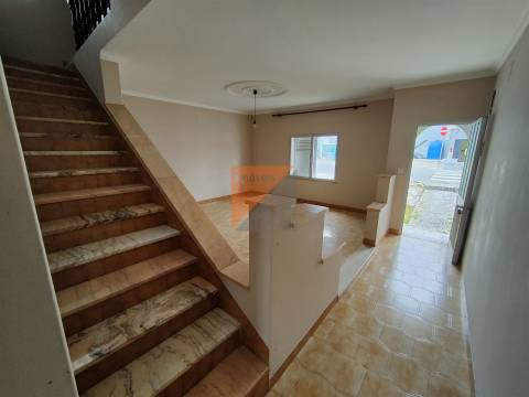 Prédio com 2 apartamentos T2 + lojas  Urqueira Ourém