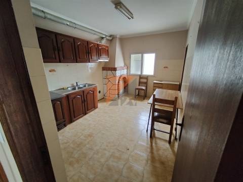 Prédio com 2 apartamentos T2 + lojas  Urqueira Ourém