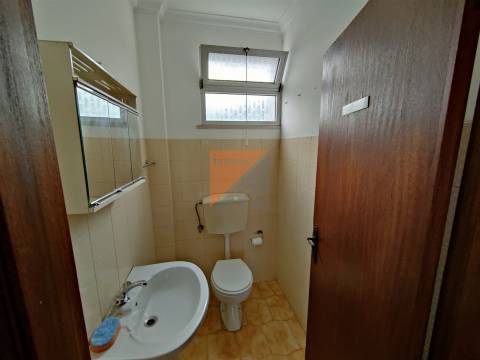 Prédio com 2 apartamentos T2 + lojas  Urqueira Ourém