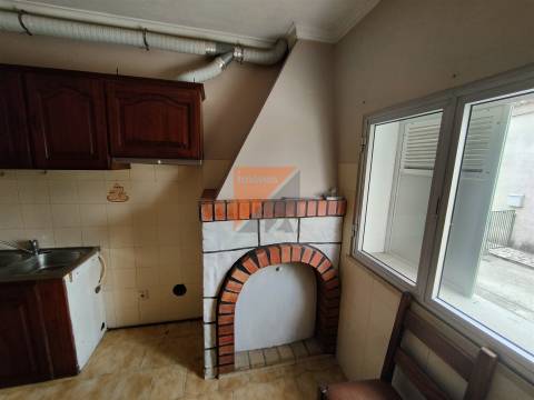 Prédio com 2 apartamentos T2 + lojas  Urqueira Ourém