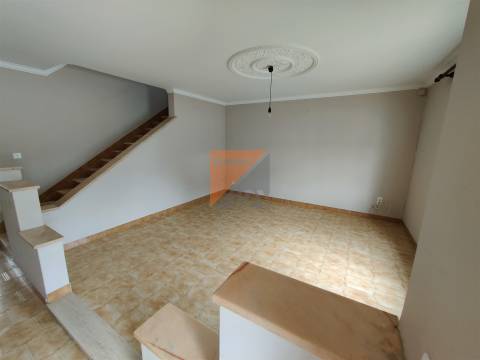 Prédio com 2 apartamentos T2 + lojas  Urqueira Ourém