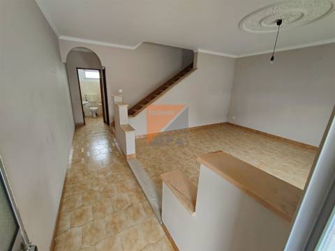 Prédio com 2 apartamentos T2 + lojas  Urqueira Ourém