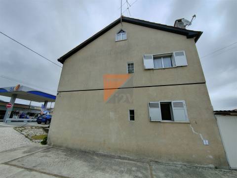 Prédio com 2 apartamentos T2 + lojas  Urqueira Ourém