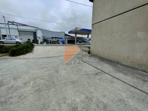 Prédio com 2 apartamentos T2 + lojas  Urqueira Ourém