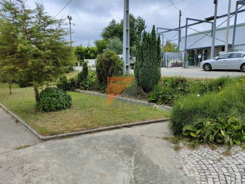 Prédio com 2 apartamentos T2 + lojas  Urqueira Ourém