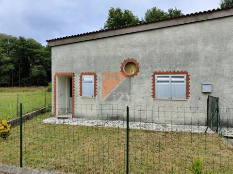 Prédio com 2 apartamentos T2 + lojas  Urqueira Ourém