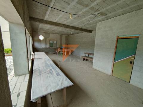 Prédio com 2 apartamentos T2 + lojas  Urqueira Ourém