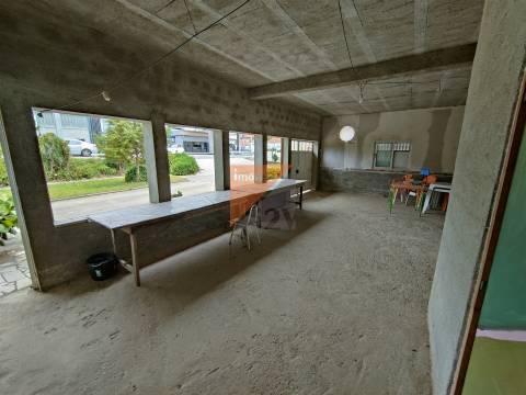 Prédio com 2 apartamentos T2 + lojas  Urqueira Ourém