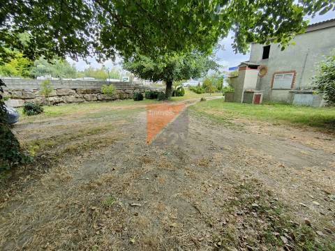 Prédio com 2 apartamentos T2 + lojas  Urqueira Ourém