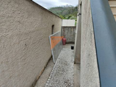 Prédio com 2 apartamentos T2 + lojas  Urqueira Ourém