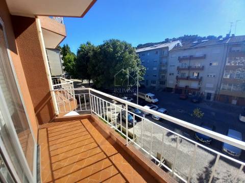 Apartamento T3 mobilado e remodelado para arrendar em Braga