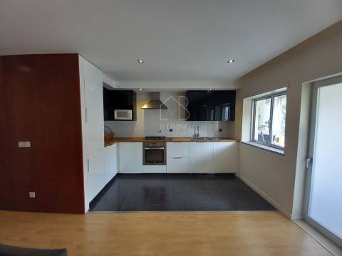 Apartamento T3 mobilado e remodelado para arrendar em Braga