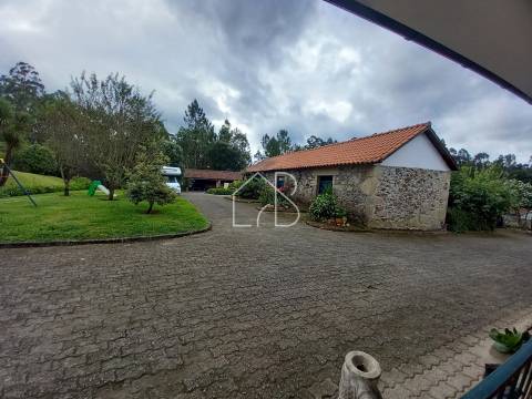 Moradia isolada T4 para venda em Vila Verde com amplo terreno