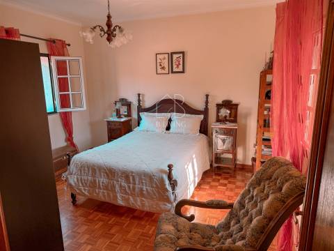 Moradia isolada T4 para venda em Vila Verde com amplo terreno