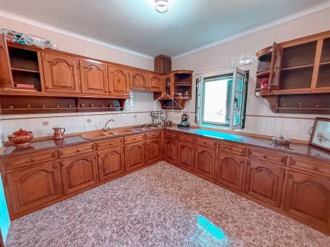 Moradia isolada T4 para venda em Vila Verde com amplo terreno