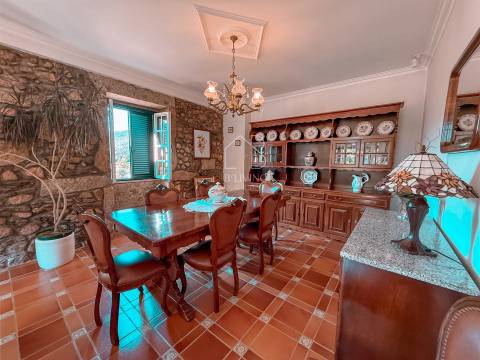 Moradia isolada T4 para venda em Vila Verde com amplo terreno