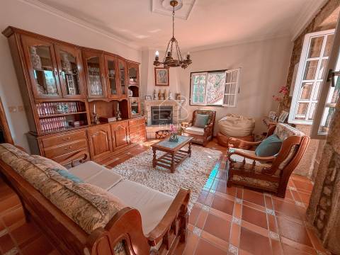 Moradia isolada T4 para venda em Vila Verde com amplo terreno