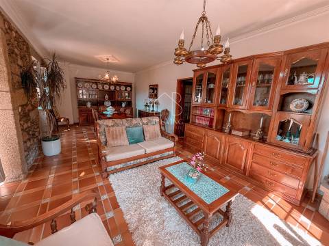 Moradia isolada T4 para venda em Vila Verde com amplo terreno