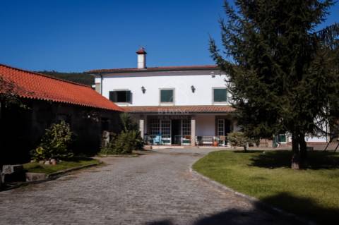 Moradia isolada T4 para venda em Vila Verde com amplo terreno