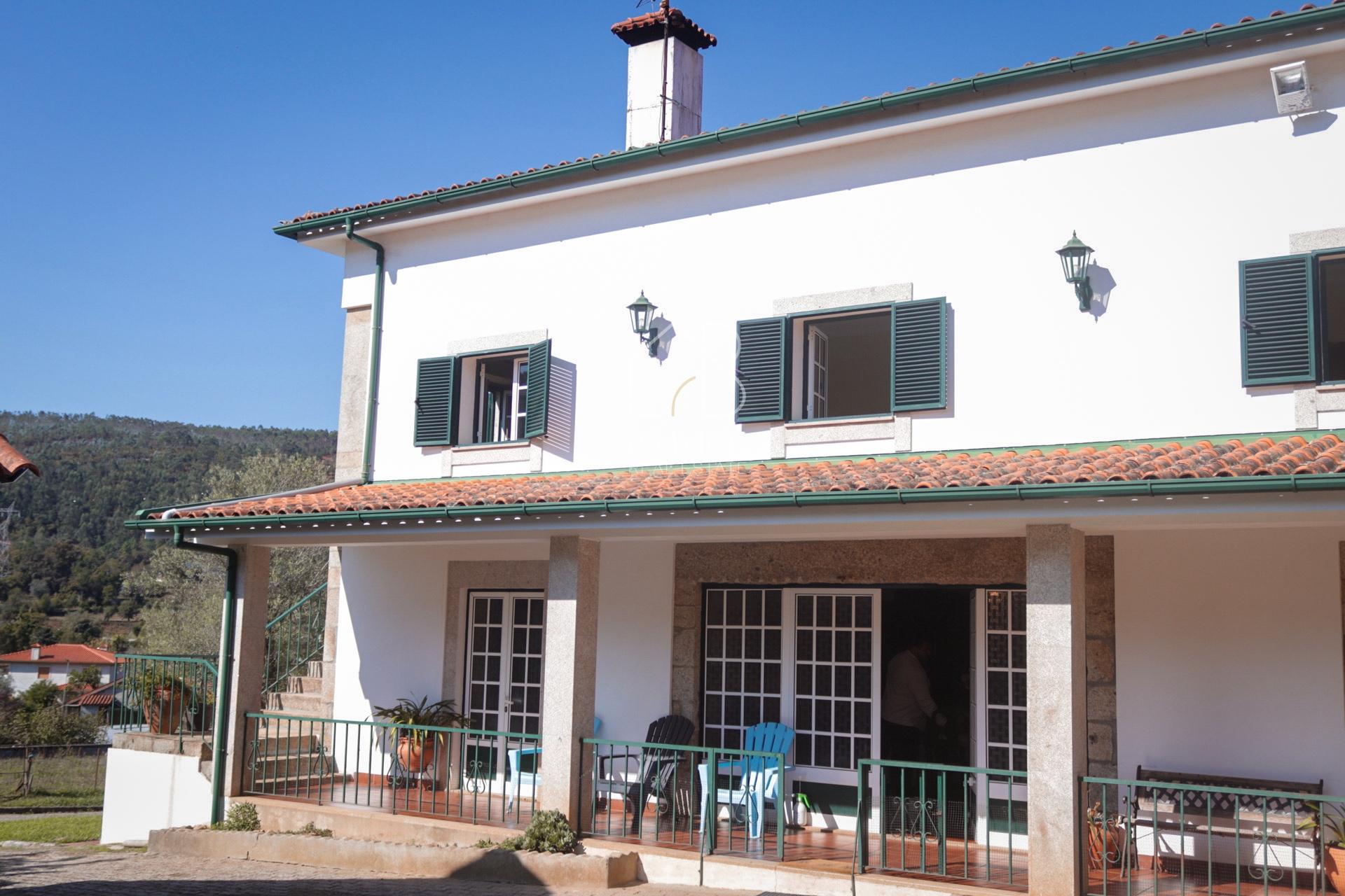 Moradia isolada T4 para venda em Vila Verde com amplo terreno