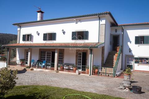 Moradia isolada T4 para venda em Vila Verde com amplo terreno