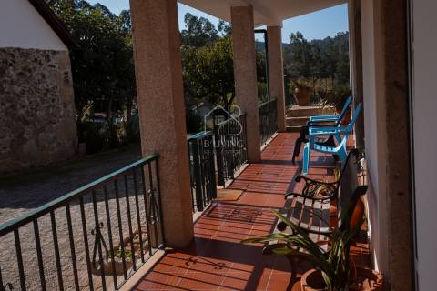 Moradia isolada T4 para venda em Vila Verde com amplo terreno