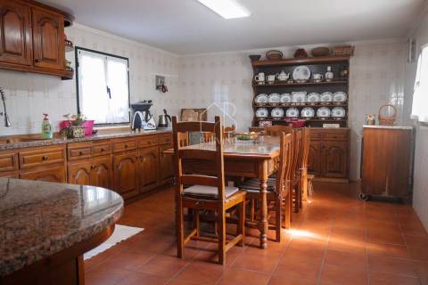 Moradia isolada T4 para venda em Vila Verde com amplo terreno