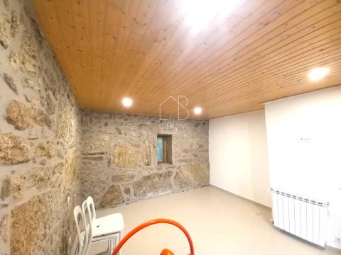 Venda de Moradia T3 Térrea em pedra isolada, remodelada, em Vila Verde