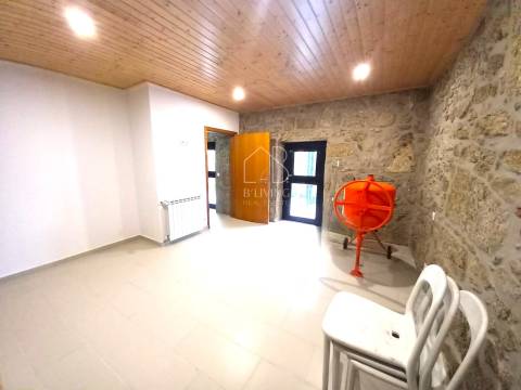 Venda de Moradia T3 Térrea em pedra isolada, remodelada, em Vila Verde
