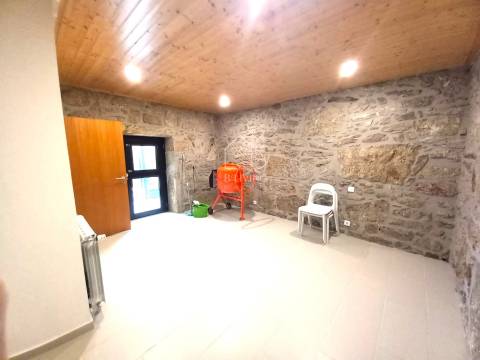 Venda de Moradia T3 Térrea em pedra isolada, remodelada, em Vila Verde