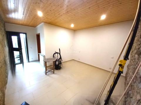 Venda de Moradia T3 Térrea em pedra isolada, remodelada, em Vila Verde
