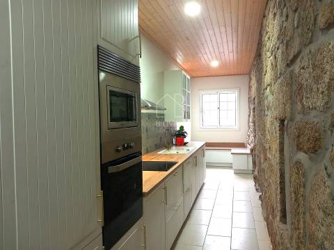 Venda de Moradia T3 Térrea em pedra isolada, remodelada, em Vila Verde
